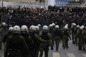 ΜΑΤ εναντίον διαδηλωτών στη συγκέντρωση για τα Τέμπη