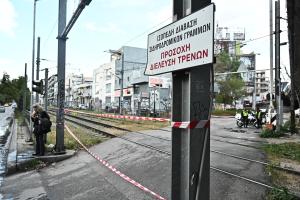 Κορδέλες της αστυνομίας σε διάβαση τρένου