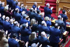Βουλευτές της ΝΔ χειροκροτούν