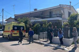 Ασθενοφόρο έξω από σπίτι