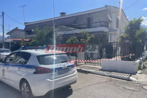 Περιπολικό και κορδέλα της αστυνομίας μπροστά σε σπίτια