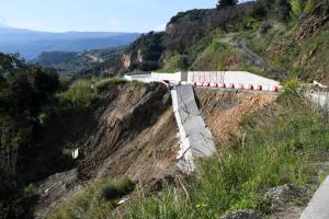 ΚΑΤΕΡΡΕΥΣΕ Ο ΔΡΟΜΟΣ ΛΑΡΙΣΑΣ ΒΟΛΟΥ
