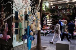 Πασχαλινή αγορά, λαμπάδες σε πρώτο πλάνο