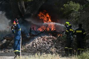 Πυροσβέστες σβήνουν φωτιά