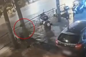 Ο δράστης τοποθετεί τη βόμβα έξω από τα γραφεία της Hellenic Train