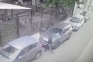 Άνθρωποι δίπλα σε αυτοκίνητο