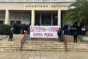 Πανό για τον βιασμό της Έλενας από τον Πέτρο Λεύκοβιτς έξω από το δικαστήριο