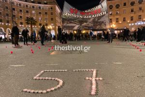Κεριά στη μνήμη των θυμάτων των Τεμπών στην πλατεία Αριστοτέλους