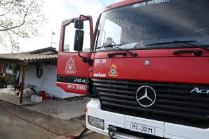 Όχημα της Πυροσβεστικής στο σπίτι που βρέθηκε η σορός στο Τρίστρατο