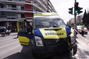 Τροχαίο με ασθενοφόρο στο Παγκράτι