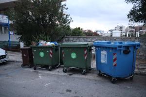 Κάδοι σκουπιδιών όπου βρέθηκε το βρέφος στον Άλιμο