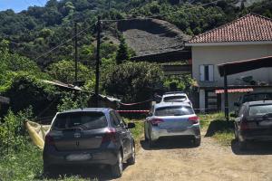 Αυτοκίνητα έξω από σπίτι στην Αμφιλοχία