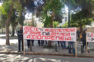 Οι εργαζόμενοι της ΑΥΓΗΣ και Στο Κόκκινο έξω από τα γραφεία του ΣΥΡΙΖΑ