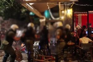 Αστυνομικοί των ΜΑΤ σπάνε μαγαζί στα Εξάρχεια
