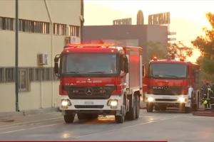 Πυροσβεστικά οχήματα σε κατάσβεση φωτιάς σε αποθήκη επιχείρησης στη Μάνδρα