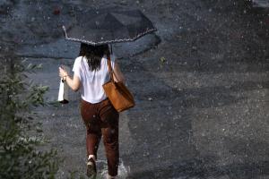 Γυναίκα με ομπρέλα σε καταιγίδα