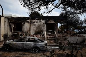 Καμένο σπίτι και αυτοκίνητο από τη φωτιά στο Μάτι