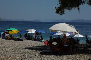 Παραθεριστές απολαμβάνουν το μπάνιο τους στην παραλία των Αγίων Θεοδώρων στην Κορινθία