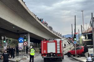 ΝΤΑΛΙΚΑ ΕΠΕΣΕ ΣΤΟΝ ΠΑΡΑΔΡΟΜΟ ΠΕΤΡΟΥ ΡΑΛΛΗ ΚΑΙ ΘΗΒΩΝ