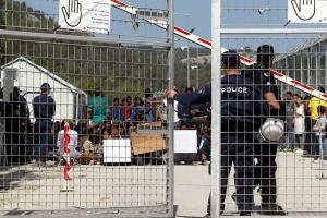 Κέντρο κράτησης προσφύγων και αστυνομικοί