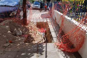 Τρύπα σε πεζοδρόμιο
