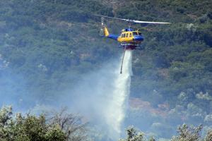 Ελικόπτερο επιχειρεί κατάσβεση σε φωτιά στα Φίχτια Αργολίδας, 08/08/2025