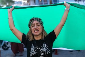Κάτοικος της Σύρου με παλαιστινιακή σημαία