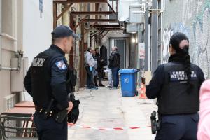 Αστυνομία στο σημείο που βρέθηκε νεκρή γυναίκα στην οδό Κολοκοτρώνη