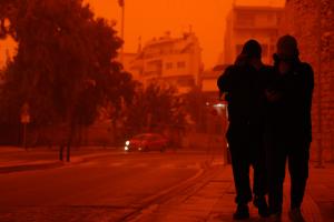 Αφρικανική σκόνη έχει «βάψει» κόκκινο το Ηράκλειο Κρήτης