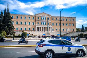 Περιπολικό μπροστά από την Βουλή