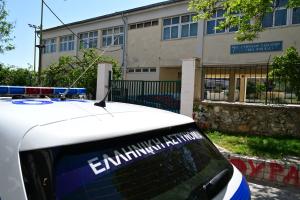 Περιπολικό έξω από το σχολείο της 13χρονης που έπεσε από τον πρώτο όροφο