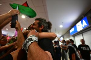 Θερμή υποδοχή της ελληνικής αποστολής του Global Sumud Flotilla στο Ελ. Βενιζέλος
