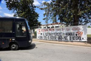 Κλούβα της αστυνομίας και πανό έξω από τον χώρο που διεξάγεται η δίκη για τα Τέμπη