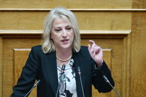 Η Ρένα Δούρου στο βήμα της Βουλής