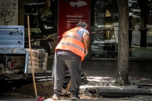 Εργάτης δουλεύει σε δρόμο της Αθήνας