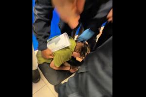 Ισραηλινοί αστυνομικοί ρίχνουν στο πάτωμα ακτιβίστρια του Global Sumud Flotilla