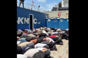 Απαχθέντες από το Ισραήλ ακτιβιστές του Global Sumud Flotilla δεμένοι πισθάγκωνα