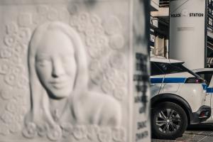 Μνημείο για γυναικοκτονία Κυριακής Γρίβα έξω από το ΑΤ Αγίων Αναργύρων