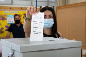 Γυναίκα ρίχνει ψηφοδέλτιο σε κάλπη