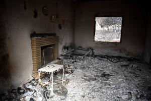 Εσωτερικό κατεστραμμένου σπιτιού από την φωτιά στο Μάτι