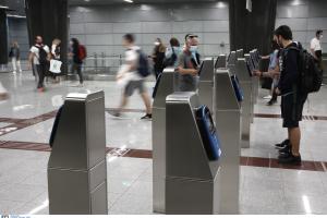 Επιβάτες του μετρό περνούν από τα ακυρωτικά μηχανήματα