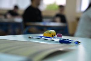 Μολύβια και στυλό πάνω σε θρανίο εν αναμονή των Πανελλαδικών Εξετάσεων 2026