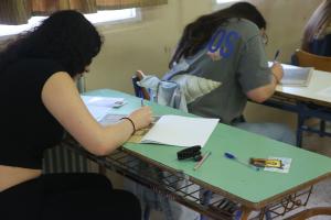 Μαθήτριες γράφουν στις Πανελλαδικές Εξετάσεις 2025