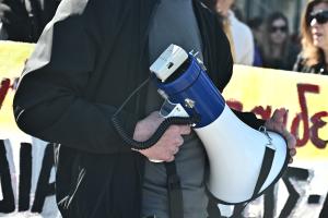Άνθρωπος με ντουντούκα σε κινητοποίηση εκπαιδευτικών