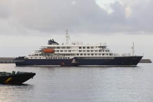 Το κρουαζιερόπλοιο Hondius έχει αγκυροβολήσει στο λιμάνι της Τενερίφης για να αποβιβάσει επιβάτες