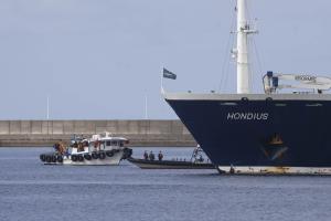 Μικρά σκάφη κοντά στο κρουαζιερόπλοιο Hondius για να παραλαβουν επιβάτες