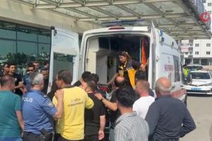 Κόσμος μπροστά από ασθενοφόρο μετά την επίθεση ενόπλου σε εστιατόριο στην Τουρκία