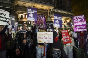 διαμαρτυρία για την Παγκόσμια Ημέρα για την Εξάλειψη της Βίας κατά των Γυναικών στην Κωνσταντινούπολη
