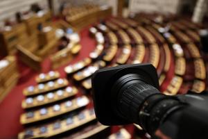 Δημοσιογραφική κάμερα και πίσω η ολομέλεια της Βουλής