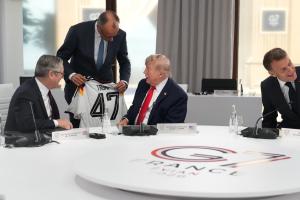 Ο ΜΕΡΤΣ ΧΑΡΙΖΕΙ ΦΑΝΕΛΑ ΤΗΣ ΕΘΝΙΚΗΣ ΓΕΡΜΑΝΙΑΣ ΜΕ ΤΟ 47 ΣΤΟΝ ΤΡΑΜΠ